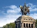 Den 37 meter höga ryttarstatyn av Kaiser Wilhelm I tronar över Deutsches Eck
