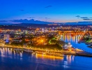 Kvällsstämning över din vackert upplysta semesterstad Koblenz och Deutsches Eck