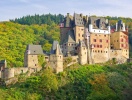 Mosel och Rhens flodlandskap bjuder på en imponerande skatt av pampiga slott - här Burg Elz