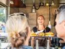 I ditt semesterområde finns det gott om året runt-öppna butiker och matställen