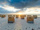 De ikoniska strandkorgstolarna står troget på Timmendorfer Strand på sommaren