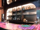Njut av en cocktail i hotellets mysiga bar, där alla ingredienser är noggrant utvalda