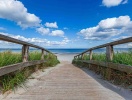 Några minuters promenad och du står med fötterna i sanden och kan njuta av utsikten över havet