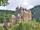 Törnrosaslottet Burg Eltz (26 km) är vackert omgivet av Elzbach och omges av skogklädda branta sluttningar