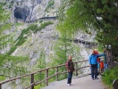 Från Burg Hohenwerfen kan du ta stigen upp till de magiska isgrottorna, Eisriesenwelt