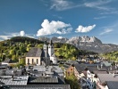 Besøg den populære ferieby Kitzbühel, der byder på både mondæne butikker og pittoreske alpehuse