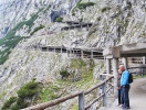 Lige neden for Burg Hohenwerfen kan I stå på bussen, der kører op til stien, der fører til Eisriesenwelt