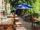 Här väntar små idylliska oaser, bland annat en biergarten som håller öppet under större delen av året