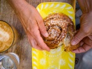 Her smager det originale svenske kanelbullar selvfølgelig ekstra godt - og er ekstra store