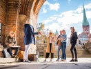 Den gamle bymur omkranser Lübecks gamle bydel - og I bor få skridt fra en af byportene
