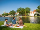 Kanalerne, der omkranser Lübeck, giver sin egen hyggelige stemning - I bor 200 meter herfra