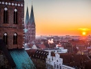 Solnedgang over Lübecks tage en vinterdag med St. Jakobi - og St. Marien-kirketårnene