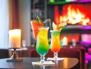 Holiday Inn er kontrasten til den gamle by med moderne og komfortable rammer - f.eks. til en drink i baren