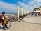 Kolobrzegs strandpromenad är en upplevelse året runt, men självklart mer livlig under sommaren