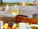 Njut av den härliga stämningen - och en god middag i hotellets restaurang med uteservering