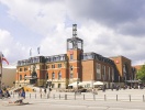 Mitt emot den vackra järnvägsstationen i Kiel ligger köpcentret Sophienhof med passagen Kleiner Herzog