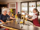Hotellet har en hyggelig bar, som serverer en lokal specialitet...