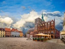 Rådhuset på torvet i Stralsund er et imponerende syn, og det ligger omgivet af smukke huse