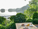 Nyd morgenmaden med udsigt over søen fra hotellets store solterrasse