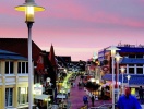 Fra jeres hotel har I blot omkring 20 minutters gang langs strandpromenaden til Büsums hyggelige centrum