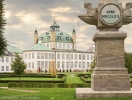 Det pampiga Fredensborgs Slott och den omgivande parken ligger vackert vid Esrum Sø