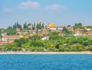 Din semesterort, Moniga del Garda, ligger skönt på Gardasjöns sydvästra strand
