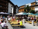 Ta plats på en sjudande trottoarservering i St. Anton och kolla in folklivet