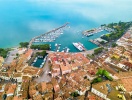 Grannen på andra sidan heter Desenzano - helt autentisk italiensk med sina gamla, röda tegeltak