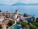 Rocca Scagliera-slottet i Sirmione har anor från 1200-talet och är nästan omgivet av vatten