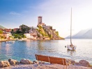 På den östra stranden av Gardasjön tornar ett annat gammalt slott över staden Malcesine