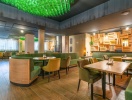 I hotellets restaurant med à la carte-menu  kan I også nyde måltider i flotte omgivelser