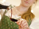 Oplev områdets stolte vinkultur - hotellet har en hyggelig vinstue med et stort udvalg af vine