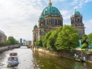 Inte långt från Berliner Dom finns det hållplatser vid kajen om du vill hoppa ombord på en sightseeingbåt