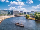 Floden Spree är en viktig vattenväg som flyter genom Berlin och är central för stadens geografi och historia