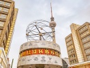 Alexanderplatz är en trafikknutpunkt, uppkallad efter den ryska tzaren Alexander 1