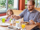 Fyll på energidepåerna vid hotellets frukostbuffé