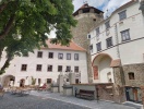 Den imponerende borg, også kaldet Friedensburg, bærer på en lang og fascinerende historie, der strækker sig tilbage til 1200-tallet