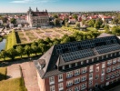 Slottet, som ligger ganske få skridt fra hotellets dør, er i øjeblikket under renovering - men slotsparken er åben