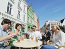 Slå jer ned i Güstrows gamle bymidte, omgivet af farverige borgerhuse, og nyd atmosfæren