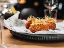 Besök hotellets rooftop-restaurang 15 High, som erbjuder läckra fisk- och skaldjursrätter
