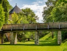 Utforska Schloss Gabelhofens idylliska omgivningar, här den gamla vallgraven som omger slottet