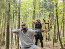 Prova på 3D-bågskytte i semesteranläggningens egen skog