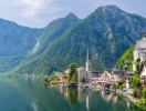 ...eller den världsarvslistade staden Hallstatt på andra sidan Obertraun, på andra sidan sjön