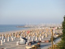 I bor nemlig centralt ved stranden, hvor kun den 3,8 km lange strandpromenade adskiller hotellet fra havet