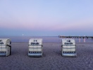 I sommersæsonen er stranden fyldt med de typiske tyske strandkurvestole