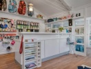 Klubhuset rummer en lille proshop med udstyr og accessories