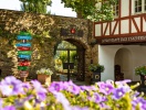Den romantiske indgang gennem smedejernsporten til Hotel Schloss Rheinfels