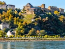 Smuk udsigt fra floden over Schloss Rheinfels: borgruinen til højre, slotshotellet i midten, og "Villaen" til venstre