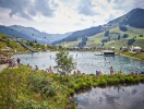 På varme sommerdage er Lake of Charity-søen i Saalbach en magnet for alle, der ønsker at bade