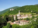 Landbyidyllen Cison di Valmarino med slottet Castel Brando i baggrunden